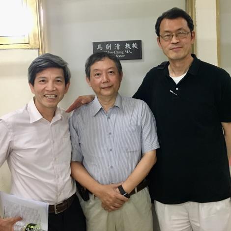 楊申語教授和馬劍清教授於研究室門口合影
