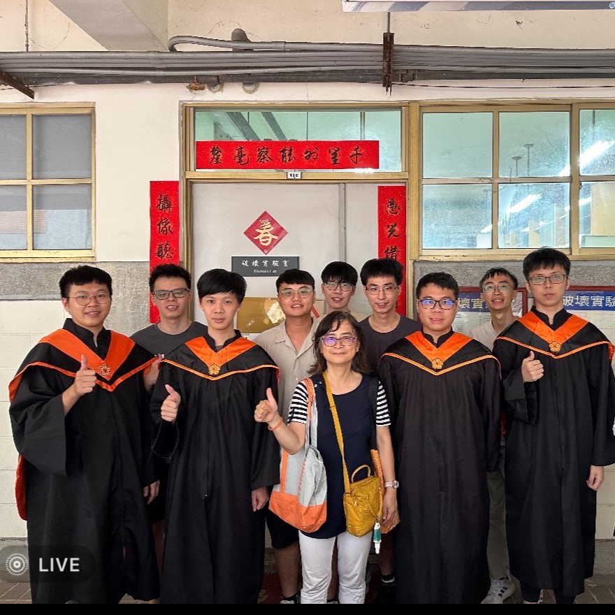 馬師母與今年畢業生在即將結束的破壞實驗室前留影