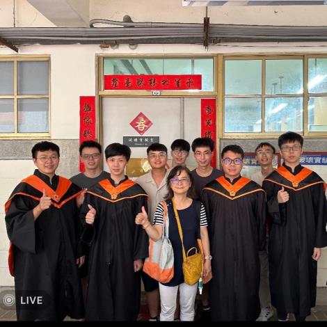 馬師母與今年畢業生在即將結束的破壞實驗室前留影