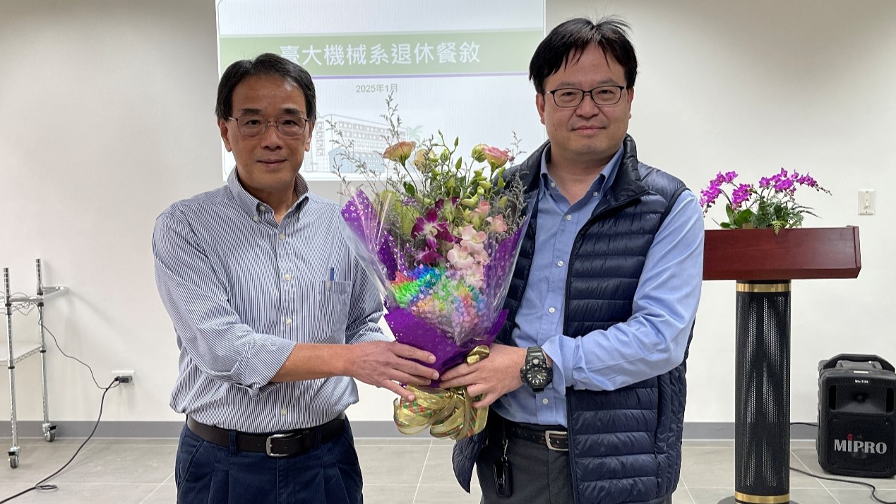 吳文方教授和系主任合影
